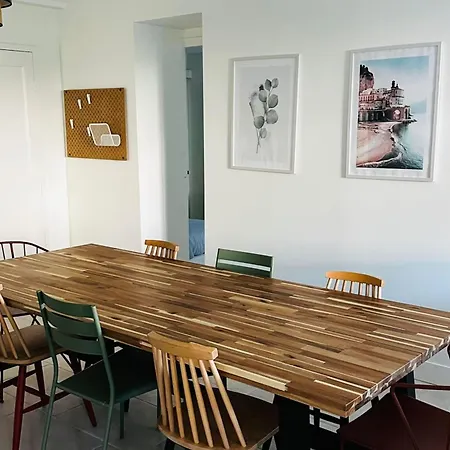 Spacious Cocoon With Garden Near The Sea דירה